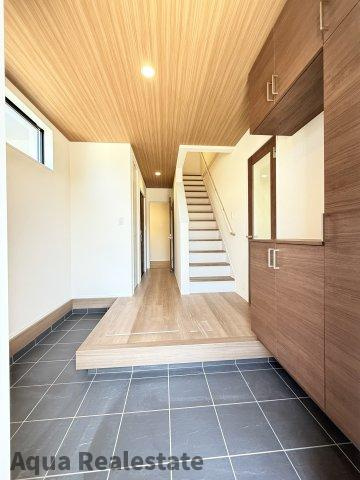 高松市仏生山町甲の新築一戸建の玄関|ゆったりとした玄関です