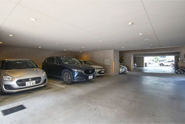 Gramercy Shirakawa Koenの駐車場