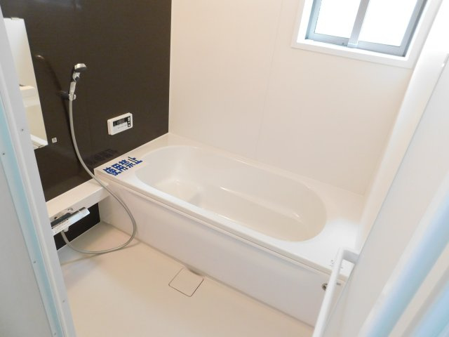 名古屋市南区神松町２丁目の新築一戸建の浴室|◇浴室◇　　広い１坪サイズ・浴室暖房乾燥機・保温浴槽・追い焚き機能・ベンチ浴槽・エコシャワー・オートバス・バリアフリーバス・浴室窓あり