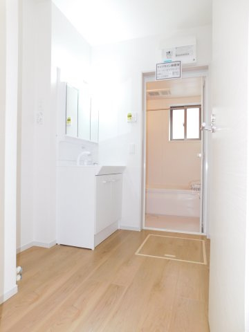 名古屋市南区神松町２丁目の新築一戸建の独立洗面台|◇洗面脱衣室◇　　三面鏡シャンプードレッサー
