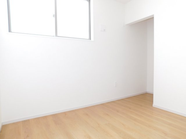 名古屋市南区神松町２丁目の新築一戸建の洋室|◇洋室◇　　明るい洋室４．５帖　収納スペース完備！　