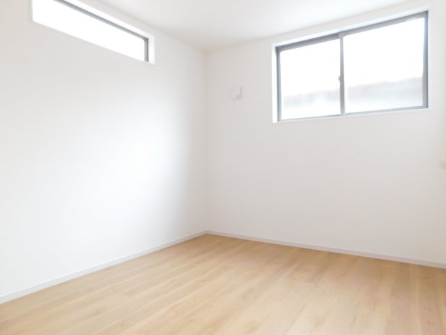 名古屋市南区神松町２丁目の新築一戸建の洋室|◇洋室◇　　明るい洋室５．２帖　主寝室１３．４帖にリフォームできます！