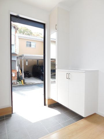 名古屋市南区神松町２丁目の新築一戸建の玄関|◇玄関収納◇　　家族の履物がしっかり収納できる玄関収納♪