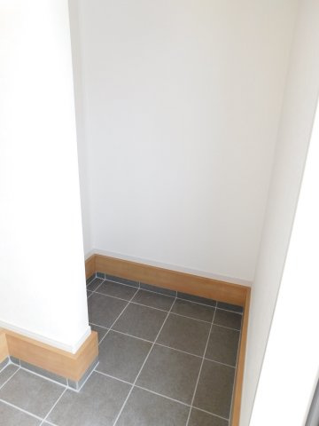 名古屋市南区神松町２丁目の新築一戸建の収納|◇シューズインクローク◇　　ベビーカーやアウトドア用品が置ける収納スペース完備！