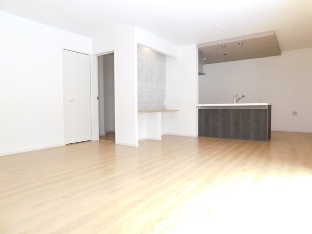 名古屋市南区神松町２丁目の新築一戸建の居間・リビング|◇リビング◇　　南面で明るく広いリビング１９．０帖　カウンター付き♪