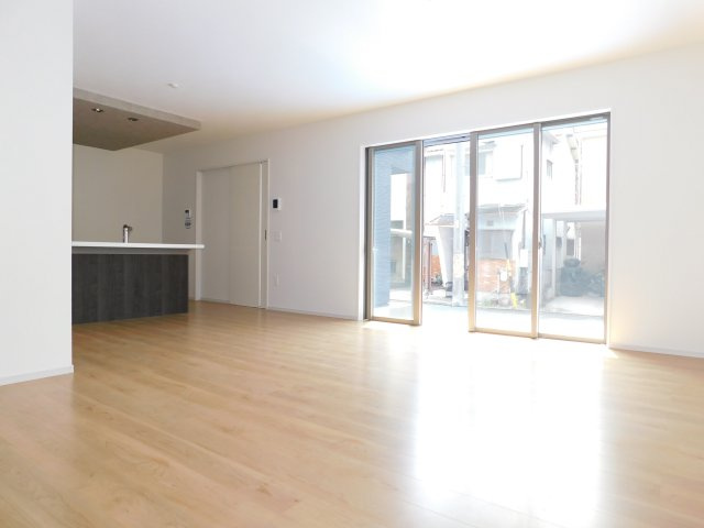 名古屋市南区神松町２丁目の新築一戸建の居間・リビング|◇リビング◇　　南面で明るく広いリビング１９．０帖　折下天井のオシャレなフラットキッチン♪