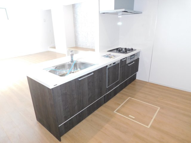 名古屋市南区神松町２丁目の新築一戸建のキッチン|◇キッチン◇　　人気の対面式・人造大理石フラットキッチン・食洗機・浄水器一体型水栓・静音仕様シンク・薄型換気扇・Ｓｉセンサーコンロ（３口）・床下収納庫