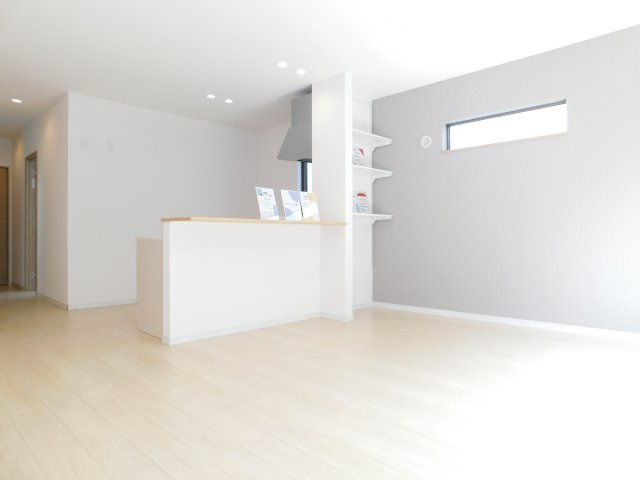 名古屋市南区中江２丁目の中古一戸建の居間・リビング|◇リビング◇　　南面で明るいリビング約１５．７帖　キッチン前面に収納棚付き♪