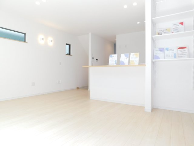 名古屋市南区中江２丁目の中古一戸建の居間・リビング|◇リビング◇　　南面で明るいリビング約１５．７帖　三面採光の明るく開放感のある空間♪