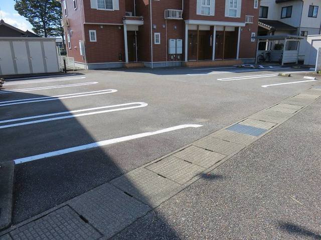 Ｉネット２の駐車場|車をお持ちの方に嬉しい駐車場付きの物件です
