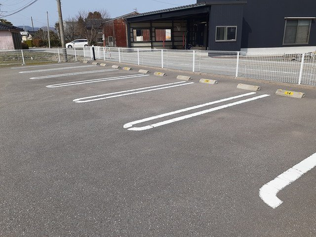メゾン　ボヌールの駐車場|駐車場があるので、車を買う予定の方も安心です