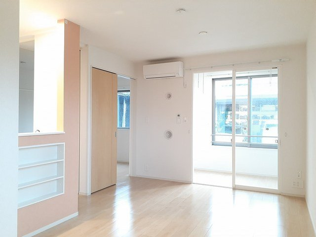 カルマーレⅠの居間・リビング|ゆったり過ごせる居間です