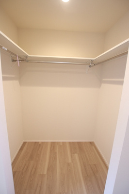 ウォークスルークローゼット内