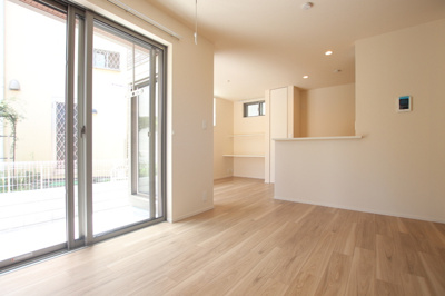 窓が多いリビング