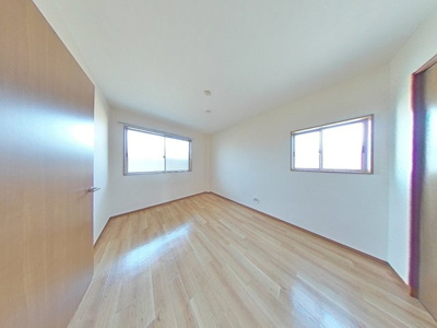 2面採光の北側洋室