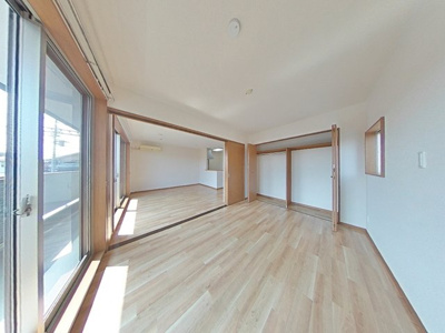 リビングと繋がる南側洋室