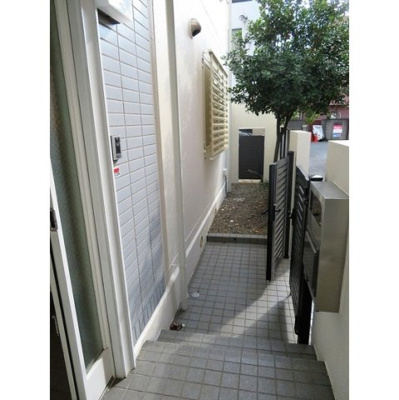 【外観】 | ルナ | 入り口