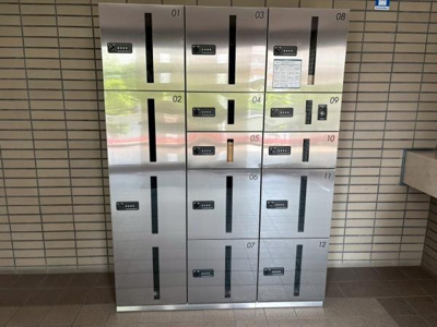 【その他共用部分】 | 【11日(土)12日(日)見学可】モアステージ草加松原 | 宅配BOX設置されている為、不在時の荷物の受け取りも安心できます♪