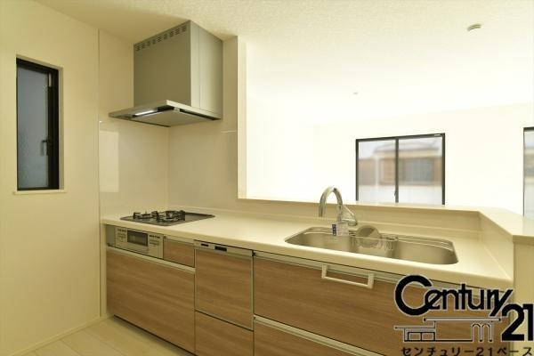 リナージュ常盤町 ３号棟 ／新築一戸建の内観：施工例|■キッチンパネルは油などの汚れが付着しにくく、毎日のお手入れが簡単なので清潔なキッチンが保てます！■