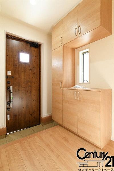 リーブルガーデン外山 ２号棟 ／新築一戸建の内観：施工例|■玄関には大容量シューズボックス完備！■