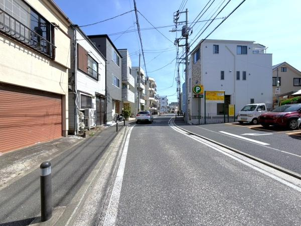 横浜市南区中村町３丁目の中古一戸建の前面道路含む現地写真