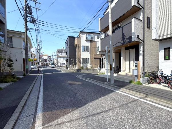 横浜市南区中村町３丁目の中古一戸建の前面道路含む現地写真