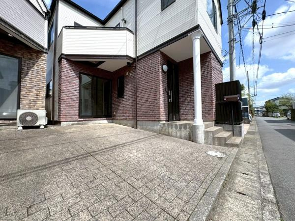 綾瀬市上土棚南２丁目の中古一戸建の前面道路含む現地写真