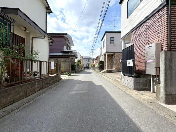 綾瀬市上土棚南２丁目の中古一戸建の前面道路含む現地写真