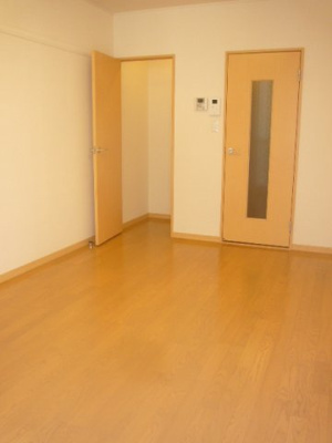 【居間・リビング】 | レオパレスフィロソフィア | 2階以上は絨毯仕様です。