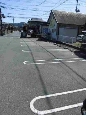 ブルースカイの駐車場