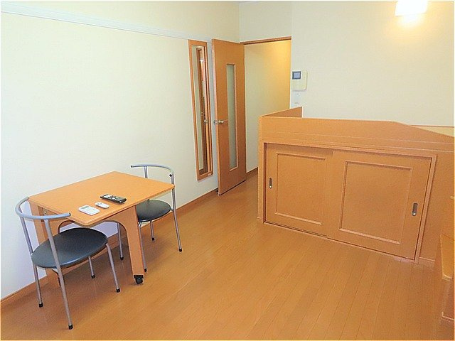 レオパレスエバーグリーンＡの居間・リビング|ハイベッドタイプのお部屋です