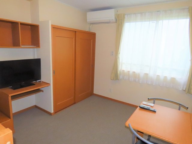レオパレスエバーグリーンＡの居間・リビング|2階はカーペットのお部屋です