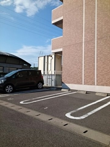 今治セレンディップビルの駐車場