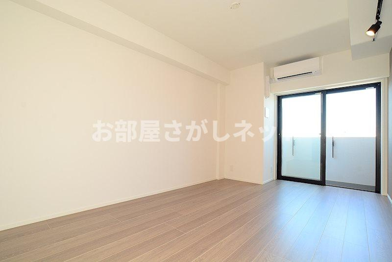 グランドコンシェルジュ池袋本町ウエスト【おとり物件なし】#学生・社会人にオススメ！の居間・リビング|※カラータイプ異なります