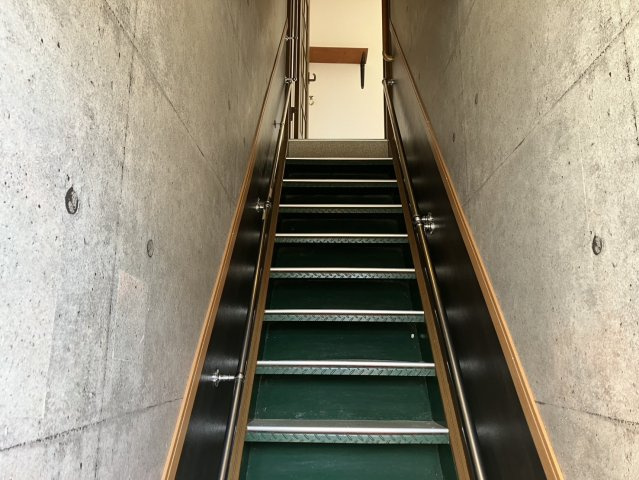 スギテラスの玄関
