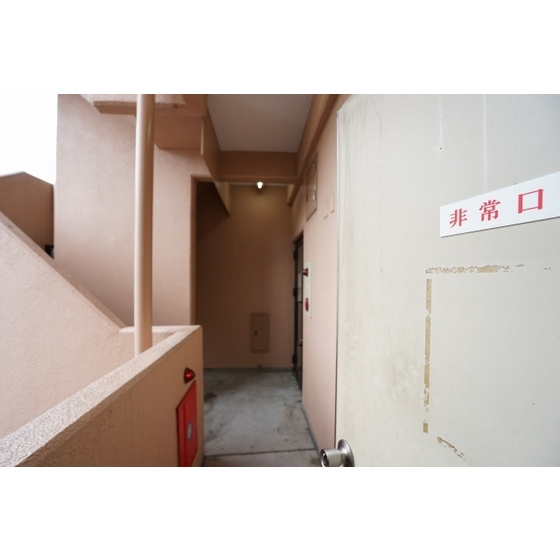 日興池袋ビル（旧トウセン池袋ビル）の外観|共用部非常口
