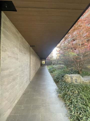 パークアクシス福岡県庁前のエントランス