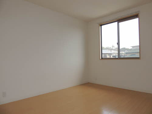 グランディール春日の洋室