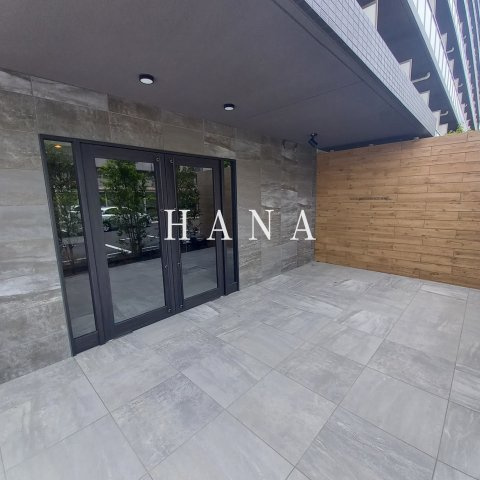ケイディーエックスレジデンス原木中山のエントランス