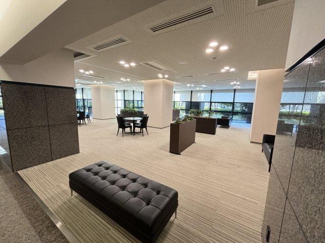 開放的な空間で外の景色を眺めることができるソファが設置されています。