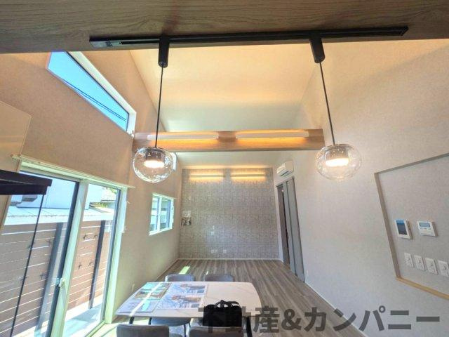 高岡町の新築のおうち　高岡町新築戸建の居間・リビング|こちらのリビングで趣味の時間をお楽しみください