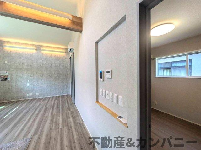 高岡町の新築のおうち　高岡町新築戸建の居間・リビング|おしゃれなリモコンニッチです。