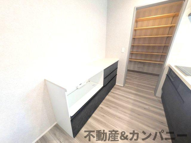 高岡町の新築のおうち　高岡町新築戸建のキッチン|背面収納もオシャレです。