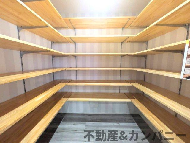 高岡町の新築のおうち　高岡町新築戸建のキッチン|広々としたパントリーです。