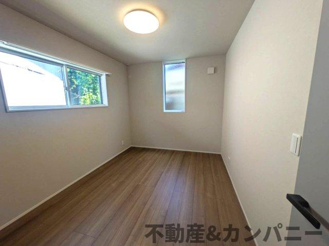 高岡町の新築のおうち　高岡町新築戸建の洋室|明るい洋室です