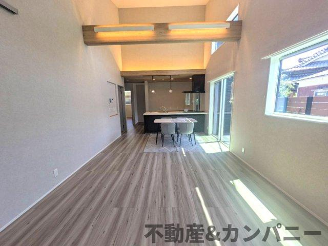 高岡町の新築のおうち　高岡町新築戸建の居間・リビング|間接照明が素敵です。