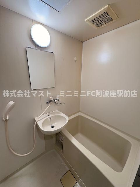 ドムス大英の浴室