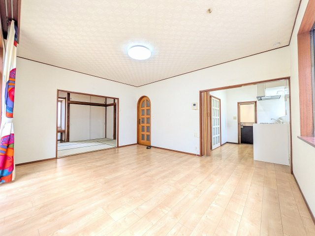 八王子市　暁町　中古戸建ての内装|～13.0帖の明るいLDKで、家族団欒の時間をお過ごしいただけます～