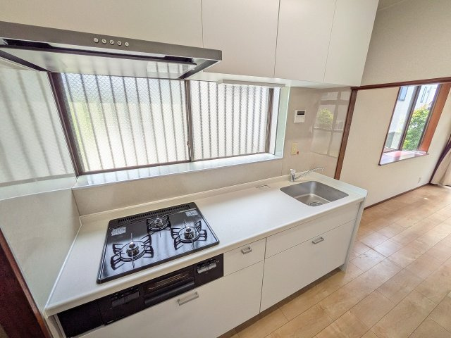 八王子市　暁町　中古戸建てのキッチン|～３口コンロと広い調理台でお料理が捗ります～