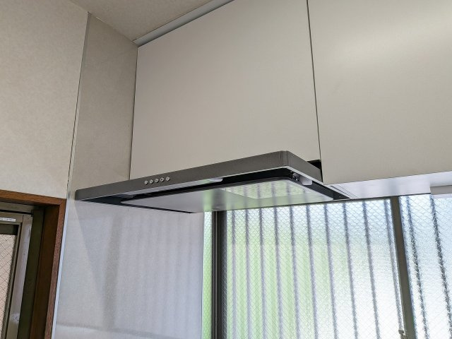 八王子市　暁町　中古戸建てのキッチン|～スタイリッシュな薄型レンジフード～